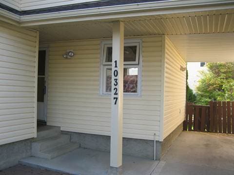 Move into THE INNER CIRCLE *** Clean Peaceful Home with CARPORT & Enormous Yard!